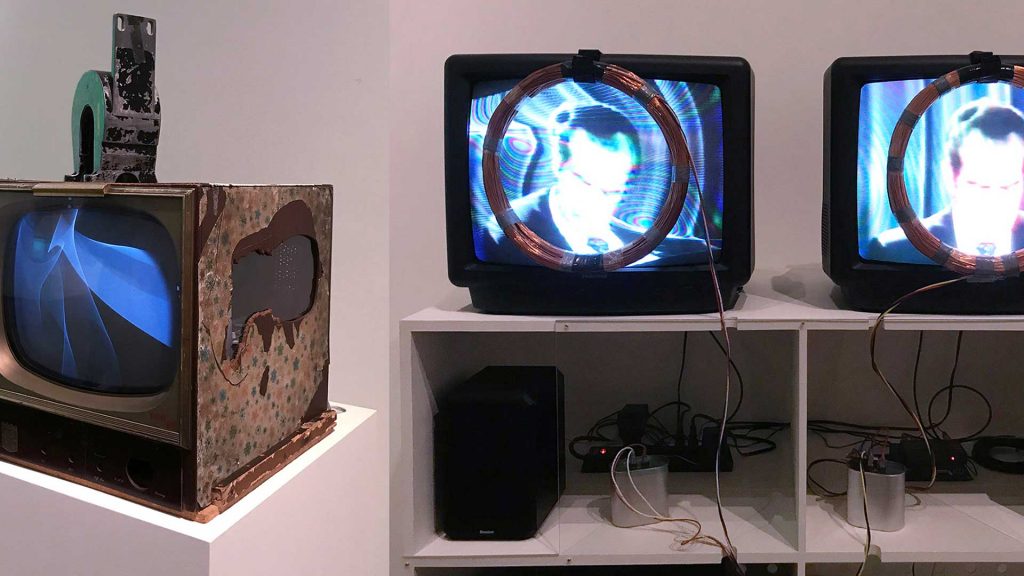 白南準透過巨型磁鐵與電磁圈來操控電視畫面，扭曲原始的影像，形塑一種特殊效果。左圖為作品〈Magnet TV〉，右圖為〈Nixon〉。