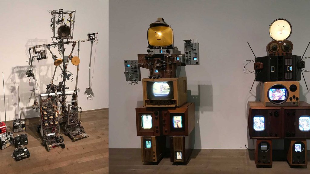 左圖為白南準與阿部修也共同研發的〈機器人K-456〉（1964）；右圖為展出的機器人家族中〈Uncle〉、〈Aunt〉（1986）。